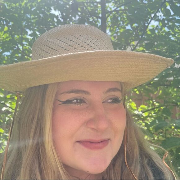 Straw hat with diagonal woven pattern and strap - Picture 4 of 5